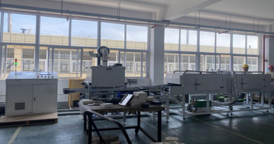 和记娱乐特瓷陶瓷橡胶复合衬板硫化喷胶线